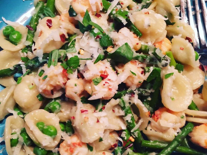 Orecchiette Piccante con Scampi, Asparagi e Piselli